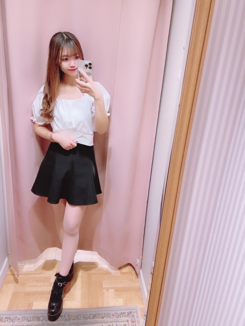 「休日スタイル、春夏コーデ、はるコーデ、今日のコーデ、春カラー、夏、ボリューム袖、ショート丈トップス、キレイめ、シンプル、韓国ファッション、titty&Co.」｜「titty＆Co. PETIT by poyoの【titty&Co.PETIT Produce by POYO】ダブルパフスリーブトップス（シャツ/ブラウス、ホワイト系）」を使った、🎀 𝐄𝐦𝐢𝐫𝐢 🎀さん（レディース・153cm）の春コーディネートの1枚目の写真