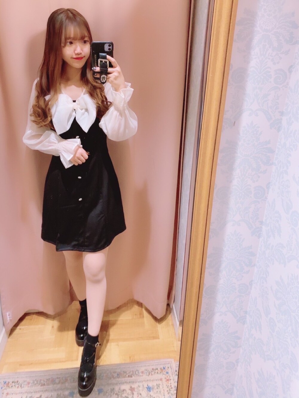 「春服みてみて、春服、春コーデ、シンプルコーデ、モノトーンコーデ、ゆるコーデ、プチプラコーデ、プチプラ、低身長、骨格ウェーブ、おしゃれさんと繋がりたい、ガーリー、ワンピース、ボリューム袖、レイヤード風」｜「Crea titty&Co. PETITの【Crea titty&Co.PETIT】ビックリボンシアースリーブワンピース（ワンピース、ブラック系）」を使った、🎀 𝐄𝐦𝐢𝐫𝐢 🎀さん（レディース・153cm）の春コーディネートの1枚目の写真