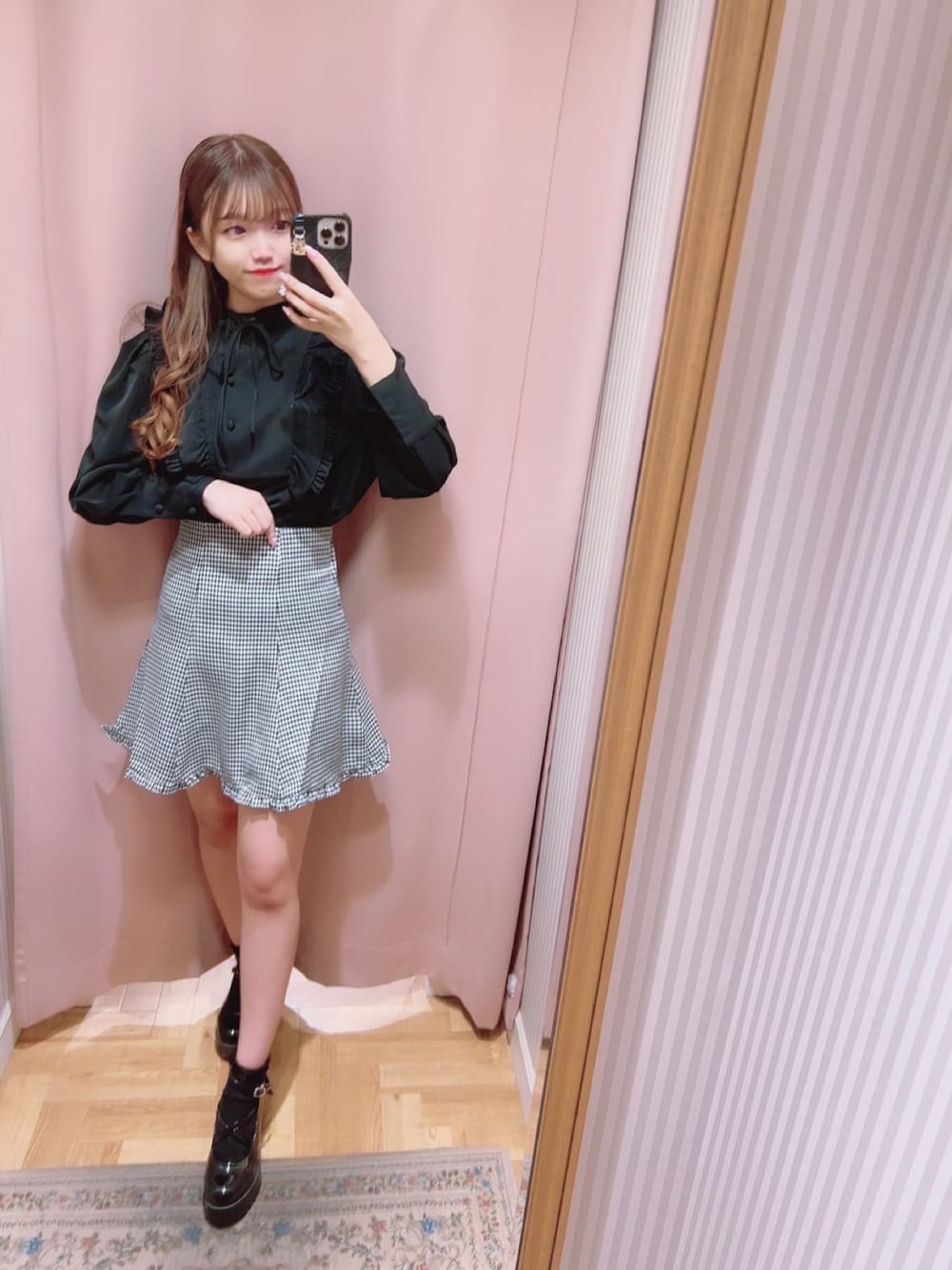 「大人かわいい、大人女子、オトナ女子、低身長女子、低身長コーデ、初秋コーデ、秋服コーデ、秋冬コーデ、お洒落さんとつながりたい、ブラック、きれいめ、ブラウス、スカートスタイル、休日スタイル、titty&Co.」｜「TITTY&CO.の【TITTY&CO.】ヘムフリルスカパン（スカート、その他）」を使った、🎀 𝐄𝐦𝐢𝐫𝐢 🎀さん（レディース・153cm）の秋コーディネートの1枚目の写真