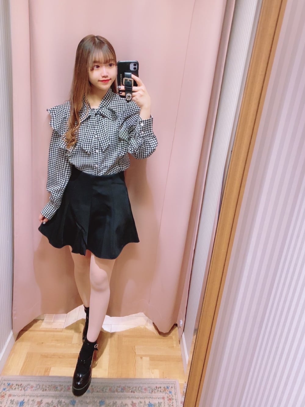「春服みてみて、春夏コーデ、ラフコーデ、今日のコーデ、モノトーンコーデ、おしゃれさんと繋がりたい、大人ガーリー、私の推しブランド、titty&Co.、ootd、プチプラ、ブラウス、ミニスカート、ブラック、チドリ柄」｜「Crea titty&Co. PETITの【Crea titty&Co.PETIT】チドリリボンブラウス（シャツ/ブラウス、その他）」を使った、🎀 𝐄𝐦𝐢𝐫𝐢 🎀さん（レディース・153cm）の春コーディネートの1枚目の写真