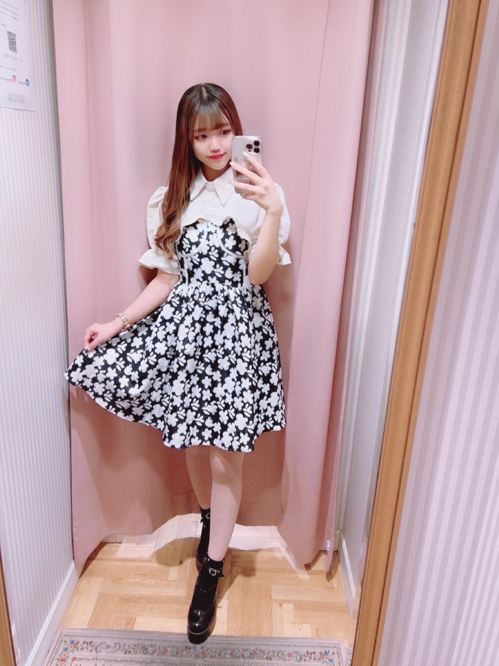 「春コーデ、初夏コーデ、着回しコーデ、低身長コーデ、お出かけコーデ、モノトーン、ブラック、キレイめ、ガーリー、ootd、ワンピース、ワンピーススタイル、レイヤードスタイル、花柄、かわいい」｜「titty＆Co. PETIT by poyoの【titty&Co.PETIT Produce by POYO】クロップドシャツデイジーキャミワンピースセット（ワンピース、ブラック系）」を使った、🎀 𝐄𝐦𝐢𝐫𝐢 🎀さん（レディース・153cm）の春コーディネートの1枚目の写真