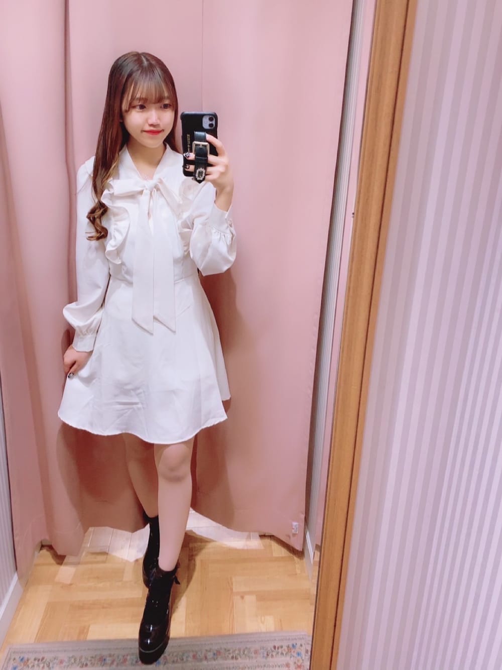 「春服みてみて、春カラー、春色、春コーデ、大人コーデ、低身長コーデ、淡色コーデ、プチプラコーデ、休日スタイル、キレイめ、シンプル、プチプラ、韓国ファッション、titty&Co.、おしゃれさんと繋がりたい」｜「titty＆Co. PETIT by poyoの【titty&Co.PETIT Produce by POYO】リボンカラーフリルフレアワンピース（ワンピース、ホワイト系）」を使った、🎀 𝐄𝐦𝐢𝐫𝐢 🎀さん（レディース・153cm）の春コーディネートの1枚目の写真