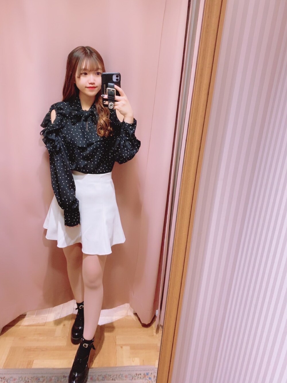 「春夏コーデ、春コーデ、プチプラコーデ、ootd、お洒落さんとつながりたい、ドット、ボリューム袖、ブラウス、休日スタイル」｜「TITTY&CO.の【titty&Co. Produced by POYO】オープンショルダードットリボンブラウス（シャツ/ブラウス、ブラック系）」を使った、🎀 𝐄𝐦𝐢𝐫𝐢 🎀さん（レディース・153cm）の春コーディネートの1枚目の写真