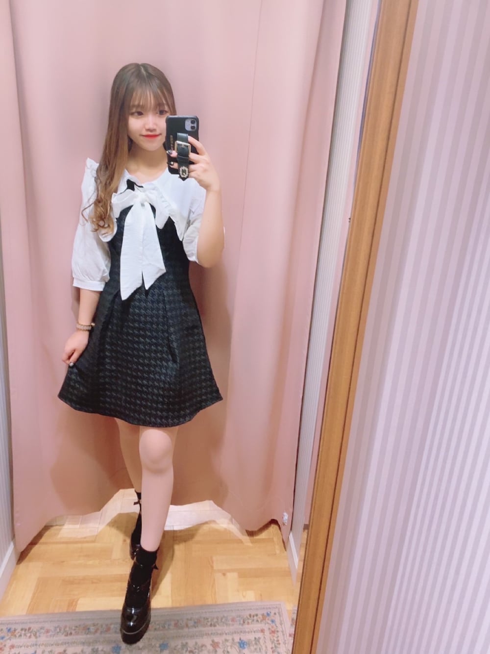 「春服みてみて、春コーデ、低身長コーデ、プチプラコーデ、休日スタイル、骨格ウェーブ、titty&Co.、トレンド、ビッグカラー、ボウタイ、レイヤード風、ワンピース、千鳥柄、モノトーン、ブラック」｜「TITTY&CO.の【titty&Co. Produced by POYO】チェックフリルリボンワンピース（ワンピース、ブラック系）」を使った、🎀 𝐄𝐦𝐢𝐫𝐢 🎀さん（レディース・153cm）の春コーディネートの1枚目の写真