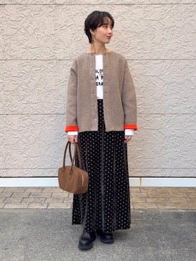 「SHIPS Colors（シップス カラーズ）のSHIPS Colors:〈洗濯機可能〉フロッキー プリント ロゴTシャツ（ロンT）（Tシャツ/カットソー、ホワイト系）」を使った、久米さん（レディース・153cm）の冬コーディネート