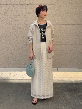 「シップス」｜「アイテム（マウンテンパーカー）」を使った、久米さん（レディース・153cm）の春コーディネート