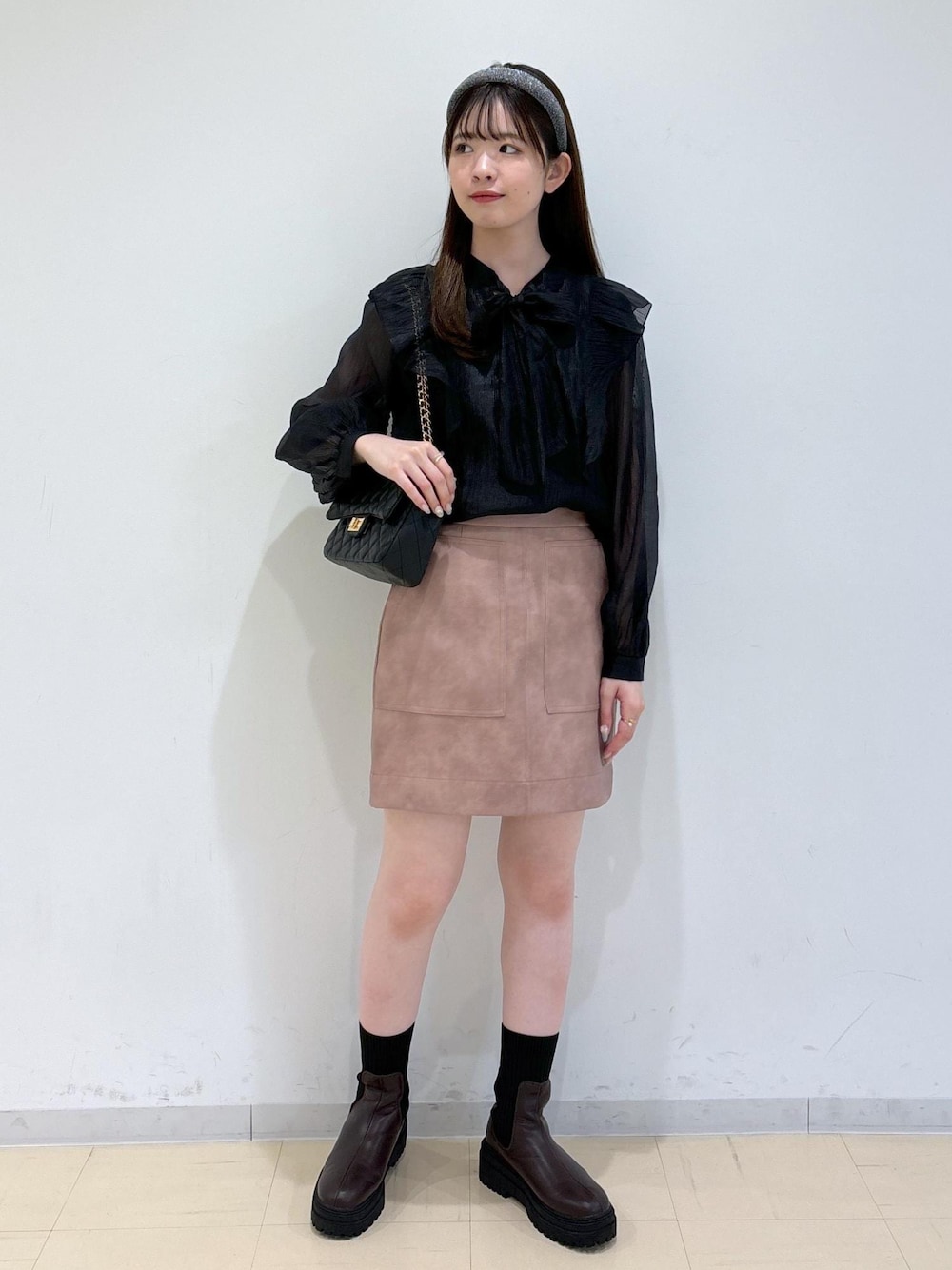 「初秋コーデ、デートコーデ、お出かけコーデ、女子会コーデ、スカートスタイル、フェミニンコーデ、VIS、ウェーブ、ブルべ夏、混合、高身長、トップス、シャツ/ブラウス、スカート、バッグ」｜「Juzeのタンクソールサイドニットブーツ（ブーツ、ブラウン系）」を使った、yukm22さん（レディース・163cm）の秋コーディネートの1枚目の写真