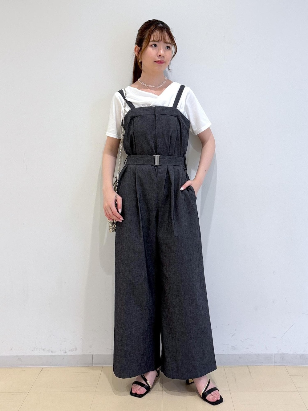 「夏コーデ、お出かけコーデ、女子会コーデ、体型カバー、モノトーンコーデ、カジュアルコーデ、シンプルコーデ、VIS、ウェーブ、ブルべ夏、混合、トップス、Tシャツ/カットソー、オールインワン/サロペット、サロペット/オーバーオール」｜「Juzeのメタルヒールサンダル（サンダル、ブラック系）」を使った、yukm22さん（レディース・163cm）の夏コーディネートの1枚目の写真