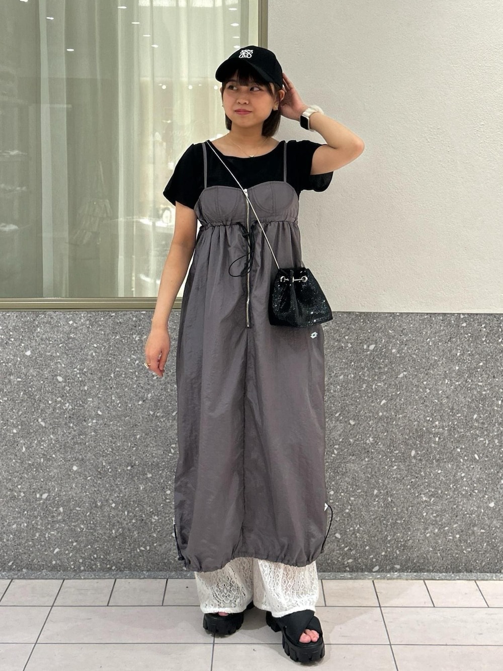 「カジュアル、キャップ、帽子、ブラック、厚底、厚底サンダル、サンダル、レース、LOTTO、VIS、コラボ、23SS春夏の新作、低身長、骨格ストレート、イエベ」｜「VISの【洗える】セミフレアレースパンツ（その他パンツ、ホワイト系）」を使った、コウさん（レディース・153cm）の夏コーディネートの1枚目の写真