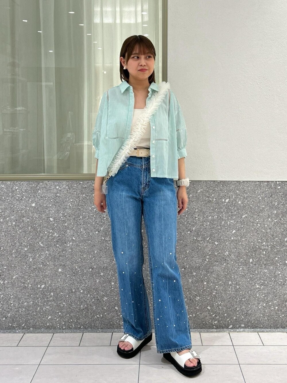 「低身長コーデ、骨格ストレート、イエベ、シャツコーデ、グリーン、デニム、フレアパンツ、ストーンデニム、チュール、厚底、厚底サンダル、サンダル、春コーデ、初夏コーデ、夏コーデ」｜「Juzeの【軽量】ビジューバックル厚底フットベットサンダル（サンダル、ホワイト系）」を使った、コウさん（レディース・153cm）の夏コーディネートの1枚目の写真