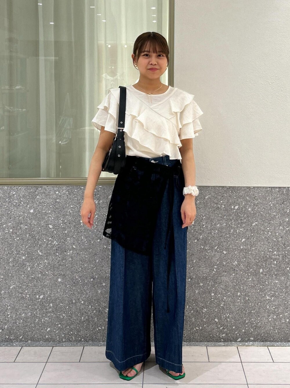「デニム、ワイドパンツ、フリル、ブラウス、ヒール、グリーン、ホワイト、ブラック、VIS、フェス、BBQ、23SS春夏の新作、低身長、骨格ストレート、イエベ」｜「Juzeのストラップヒールサンダル（サンダル、グリーン系）」を使った、コウさん（レディース・153cm）の夏コーディネートの1枚目の写真