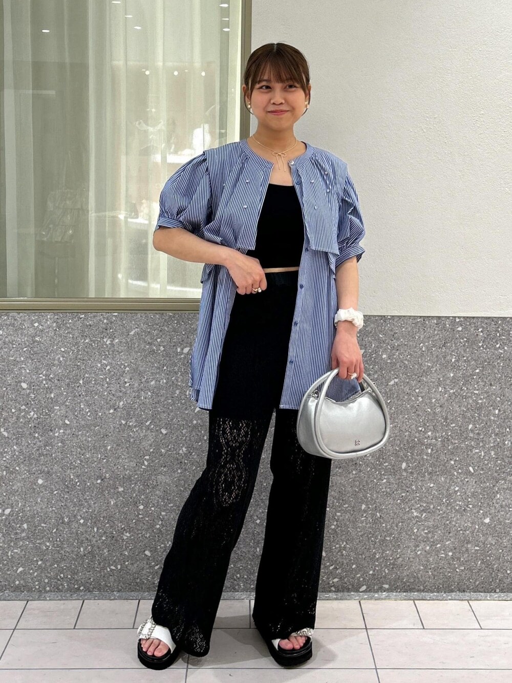 「シャツ、シャツブラウス、ストライプ、ブルー、シルバー、レースパンツ、カジュアル、VIS、23SS春夏の新作、低身長、骨格ストレート、イエベ」｜「Juzeの【軽量】ビジューバックル厚底フットベットサンダル（サンダル、ホワイト系）」を使った、コウさん（レディース・153cm）の夏コーディネートの1枚目の写真
