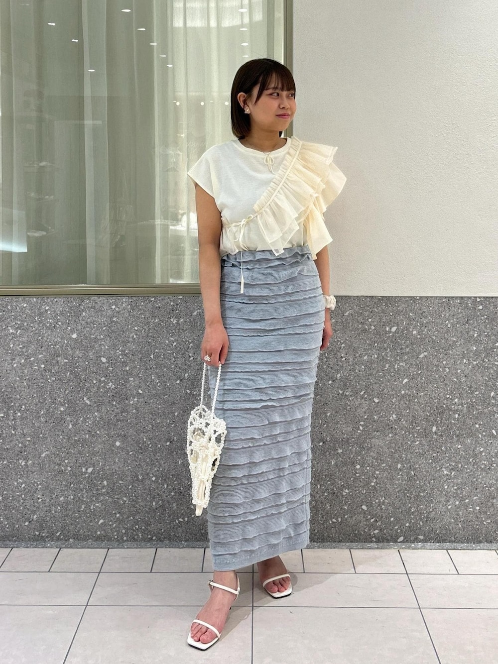 「サッシュ、パール、リボン、タイトスカート、グレー、ホワイト、フリル、キナリ、水色、ライトブルー、VIS、23SS春夏の新作、低身長、骨格ストレート、イエベ」｜「Juzeのストラップヒールサンダル（サンダル、ホワイト系）」を使った、コウさん（レディース・153cm）の夏コーディネートの1枚目の写真