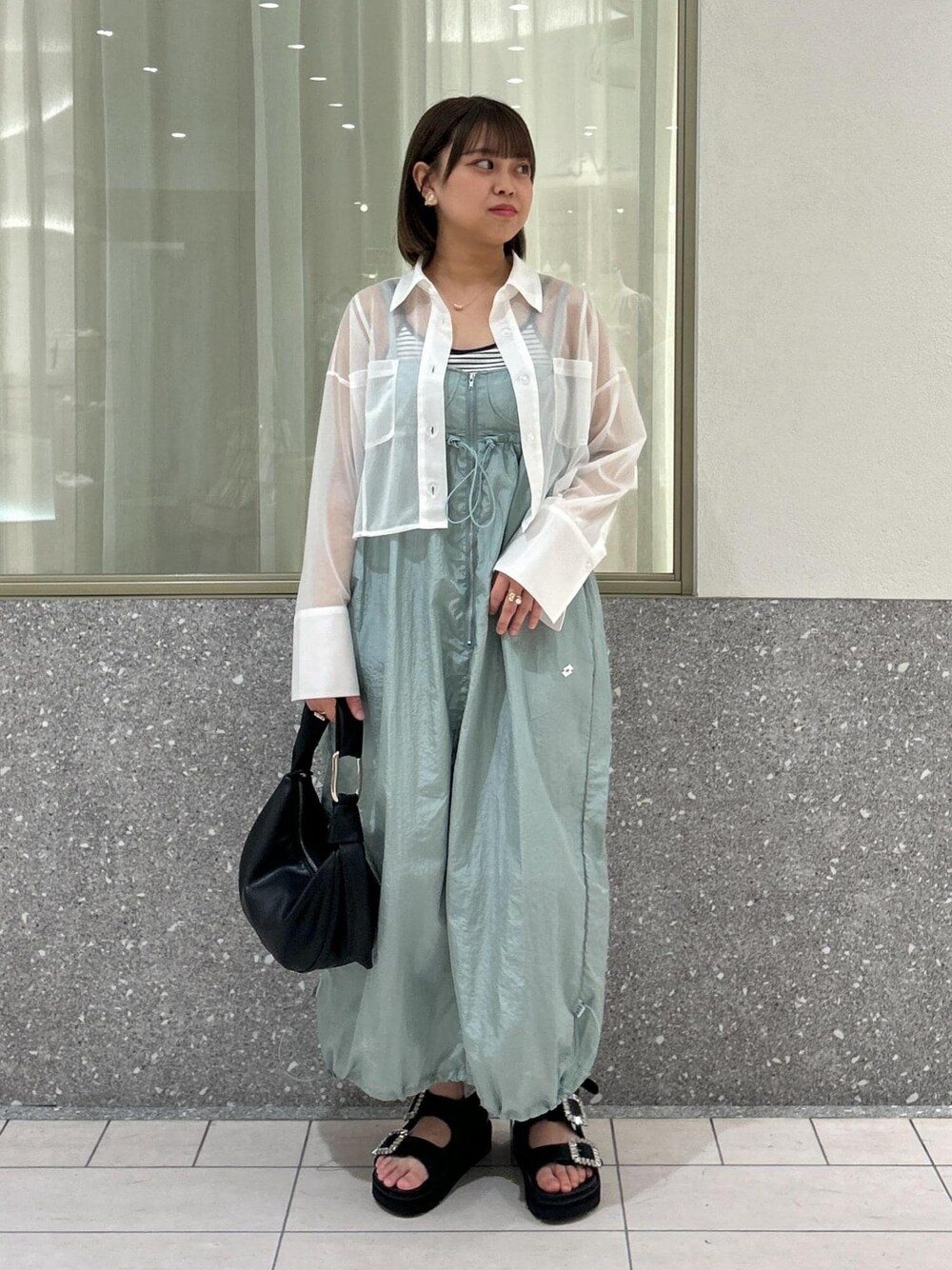 「LOTTO、キャミワンピ、グリーン、ラメ、シアーシャツ、ホワイト、厚底サンダル、サンダル、VIS、コラボ、23SS春夏の新作、低身長、骨格ストレート、イエベ」｜「VISの【洗える】カップ付きバックオープンキャミソール（キャミソール、ホワイト系）」を使った、コウさん（レディース・153cm）の夏コーディネートの1枚目の写真