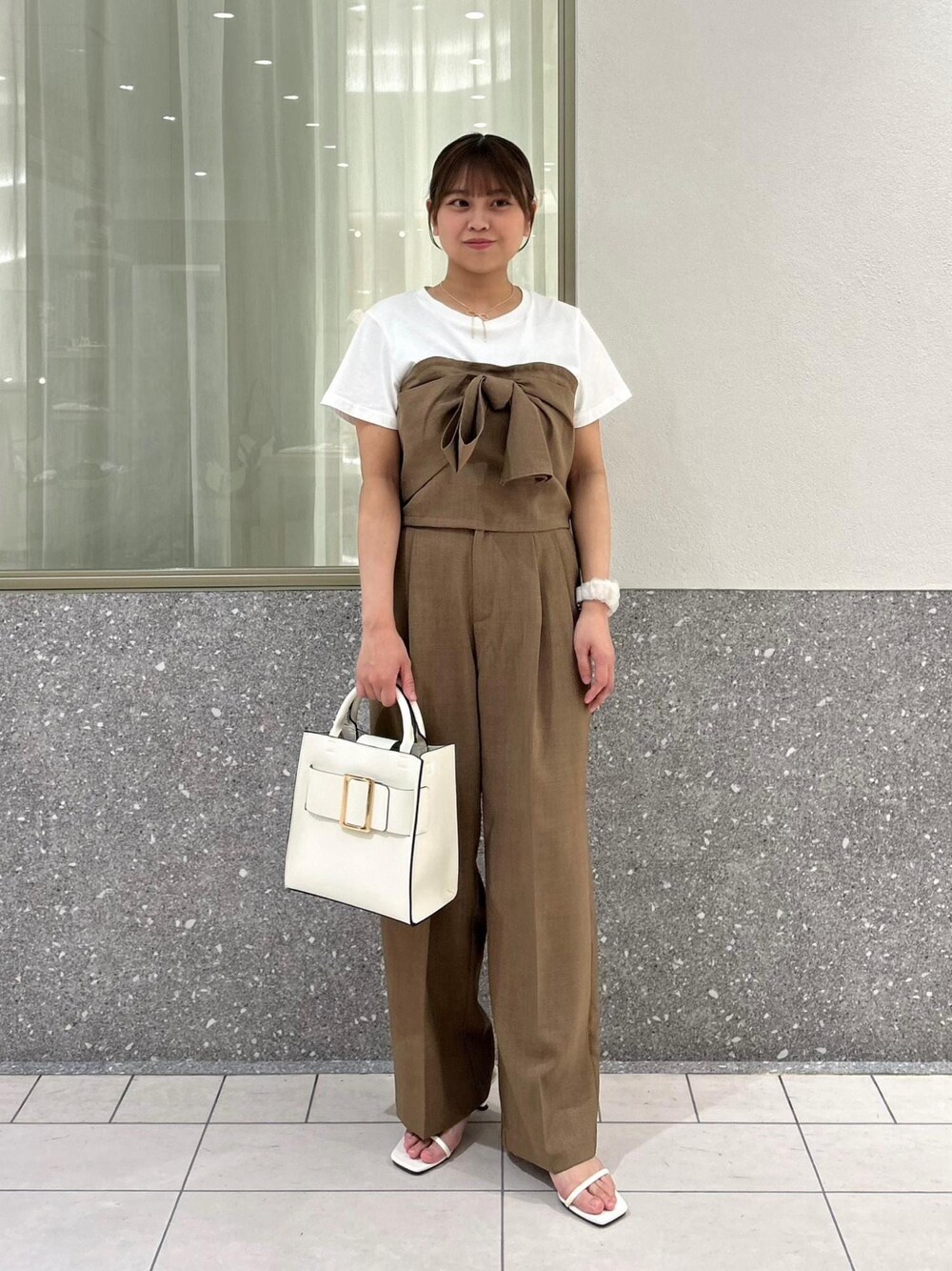 「ワイドパンツ、リボン、オフィス、淡色コーデ、通勤、オフィスカジュアル、23SS春夏の新作、骨格ストレート、イエベ、ブラウン、夏コーデ、セットアップ、VIS、ストレート、イエベ秋」｜「VISのチェーンリボンネックレス（ネックレス、ゴールド系）」を使った、コウさん（レディース・153cm）の夏コーディネートの1枚目の写真