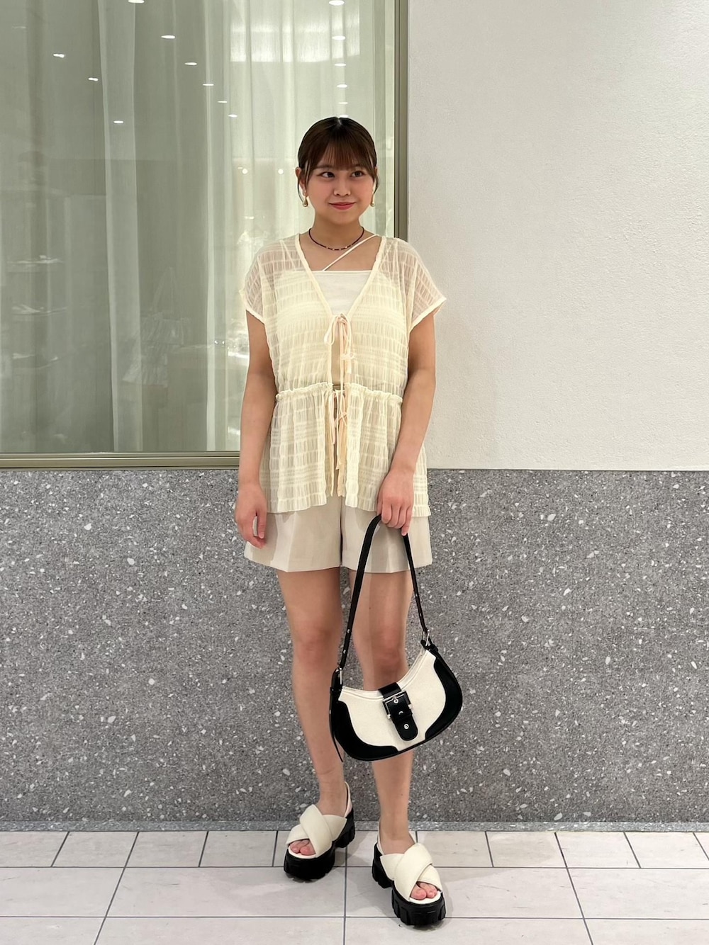 「淡色コーデ、淡色、春コーデ、初夏コーデ、夏コーデ、デートコーデ、お出かけコーデ、雨の日コーデ、カジュアルコーデ、VIS、ストレート、イエベ秋、混合、低身長、トップス」｜「VISのビーズハートネックレス（ネックレス、ゴールド系）」を使った、コウさん（レディース・153cm）の夏コーディネートの1枚目の写真