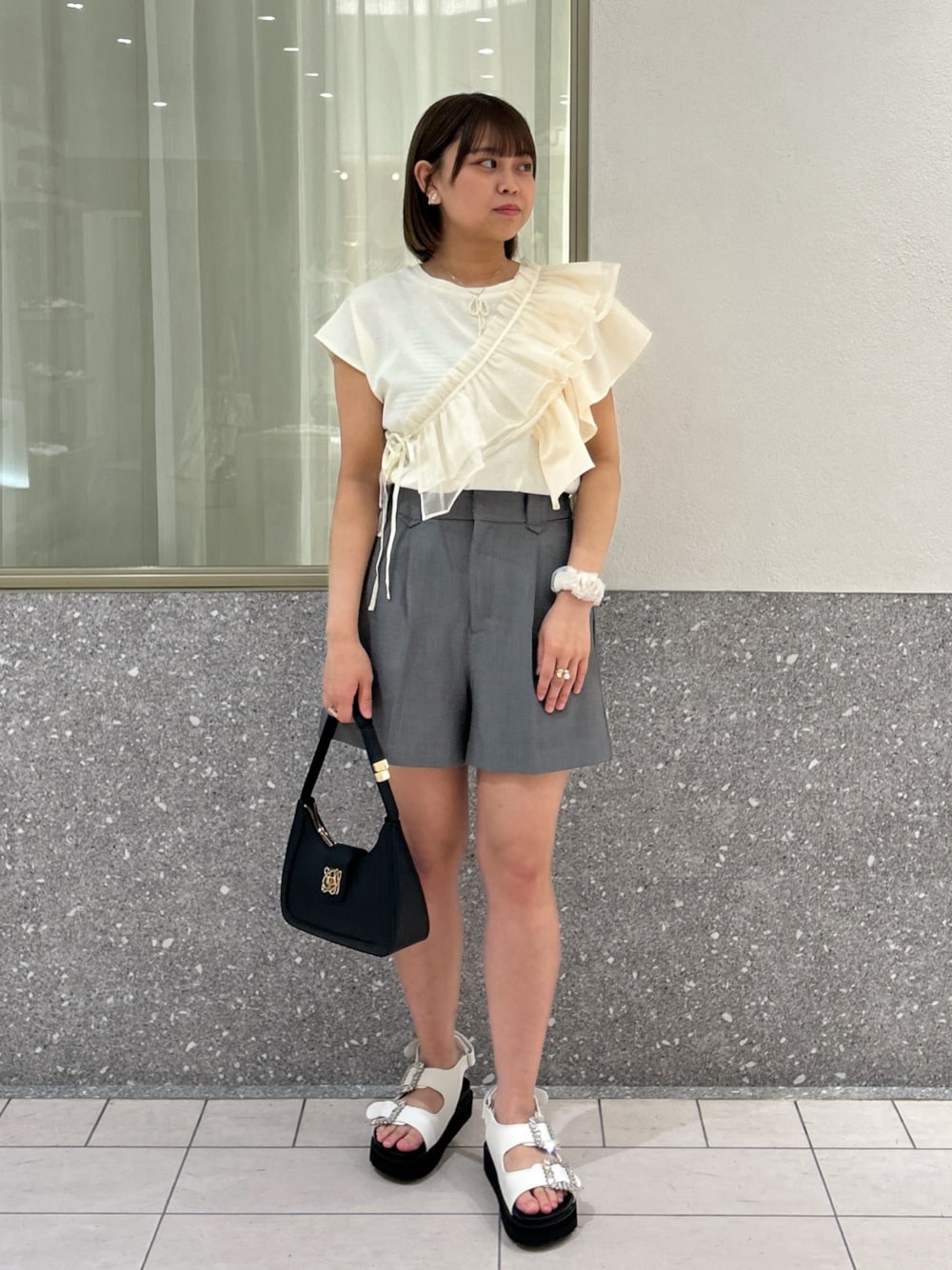 「サッシュ、フリル、リボン、ショートパンツ、グレー、キナリ、パール、厚底、厚底サンダル、サンダル、VIS、23SS春夏の新作、低身長、骨格ストレート、イエベ」｜「VISの【ご好評につき追加生産】ハンドルリボンワンショルダーバッグ【180℃美人見え】（ハンドバッグ、ブラック系）」を使った、コウさん（レディース・153cm）の夏コーディネートの1枚目の写真