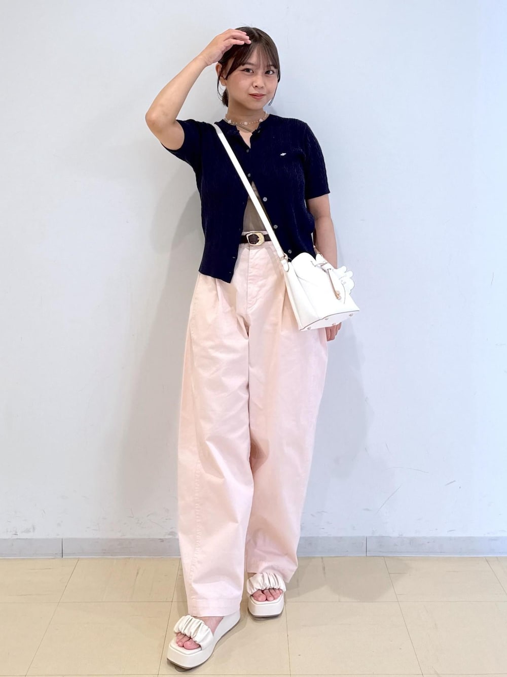「初夏コーデ、夏コーデ、デートコーデ、お出かけコーデ、旅行コーデ、大人カジュアル、カジュアルコーデ、別注アイテム、コラボアイテム、VIS、ストレート、イエベ秋、混合、低身長、トップス」｜「VISの18mm幅ニュアンス変形ベルト（ベルト、ブラウン系）」を使った、コウさん（レディース・153cm）の夏コーディネートの1枚目の写真