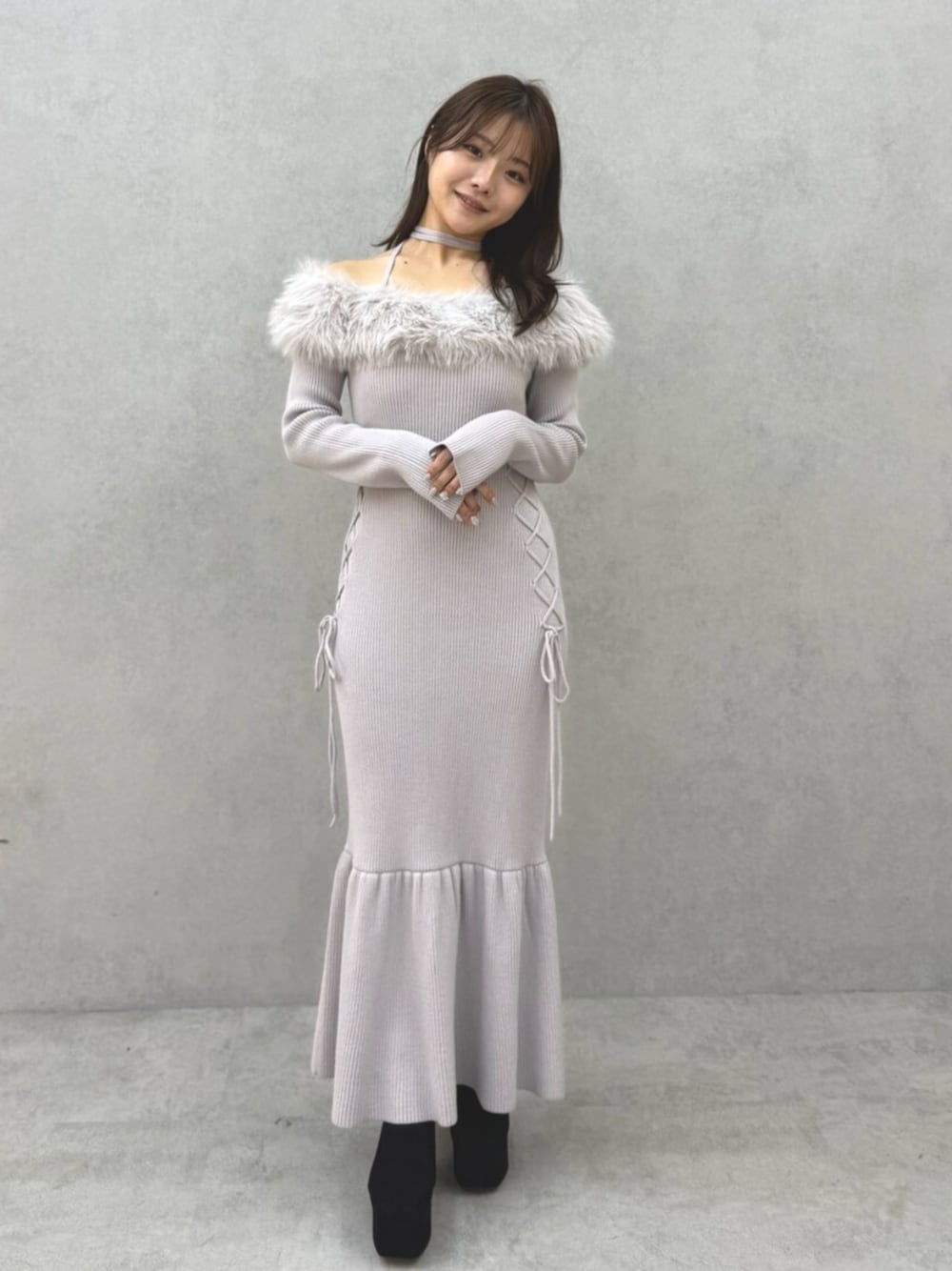 その他のブーツ、パープル系のワンピースを着用したレディースの秋コーディネートの1枚目の写真