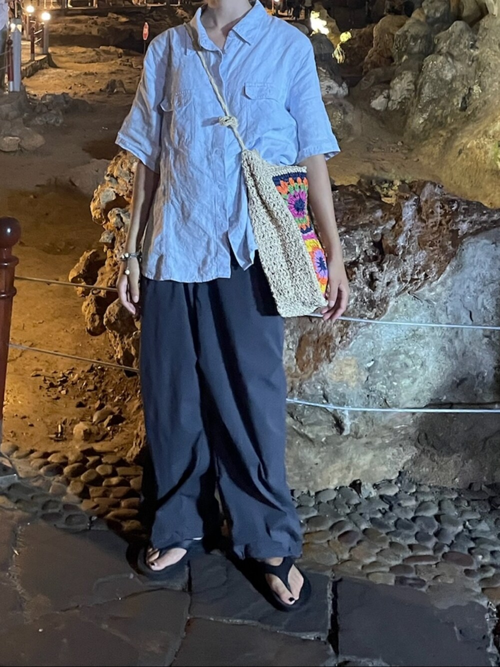 グレー系のその他パンツ、ブラック系のサンダル、ブルー系のシャツ/ブラウスを着用したレディースの春コーディネートの1枚目の写真