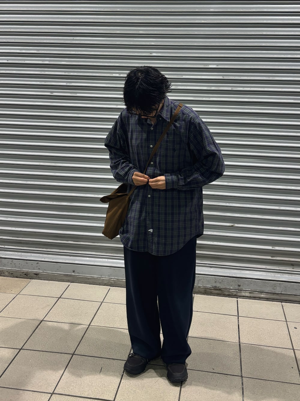 「古着MIX、チェックシャツ、UNIQLO、ミリタリー、クラークス(Clarks)、アイウェア」｜「UNIQLOのスウェットワイドパンツ　UNIQLO C（スウェットパンツ、その他）」を使った、もこりんさん（レディース・163cm）の春コーディネートの1枚目の写真