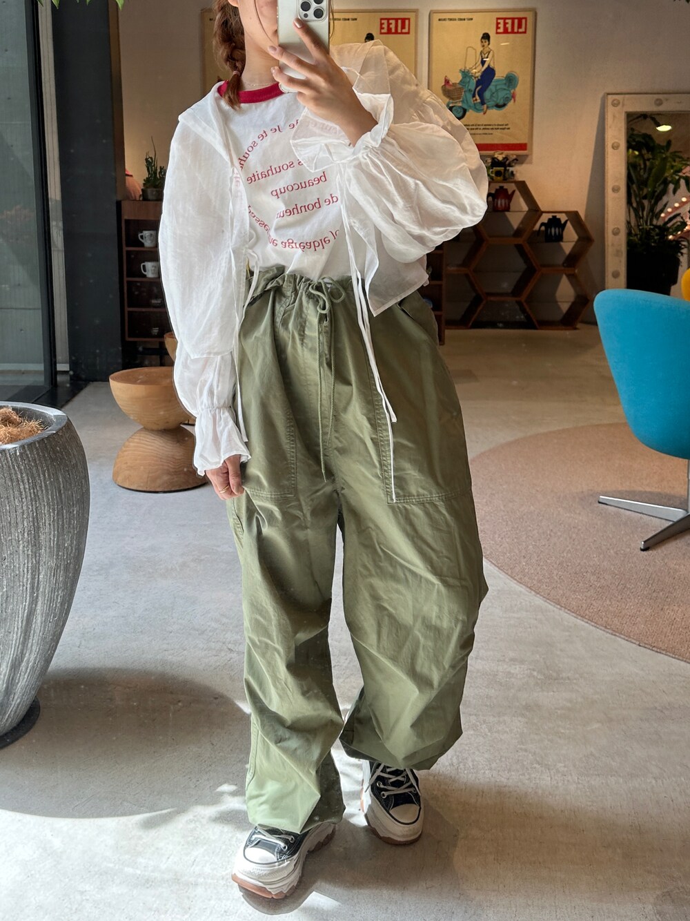 「オトナカジュアル、春コーデ、カーキ、カーゴパンツ」｜「w closetのサスペンダー付きパラシュートパンツ（サロペット/オーバーオール、グリーン系）」を使った、kitano manamiさん（レディース・158cm）の春コーディネートの1枚目の写真