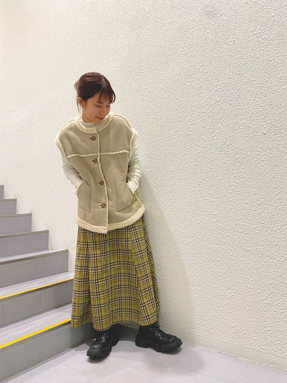「秋コーデ、カジュアルコーデ、大人カジュアル、チェック柄に恋してる、ベスト、ベストコーデ」｜「w closetのエコスエードムートンベスト（その他アウター、ベージュ系）」を使った、kitano manamiさん（レディース・158cm）の秋コーディネートの1枚目の写真
