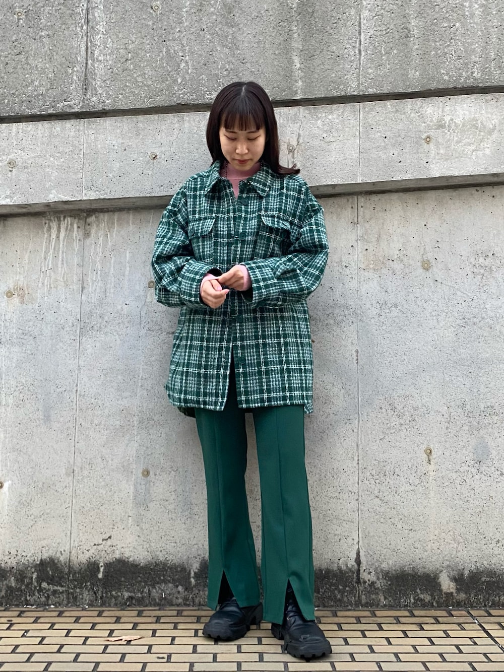 「カジュアル、休日スタイル、グリーン、グリーンコーデ」｜「w closetのセミフレアスリットパンツ（スラックス、グリーン系）」を使った、kitano manamiさん（レディース・158cm）の冬コーディネートの1枚目の写真