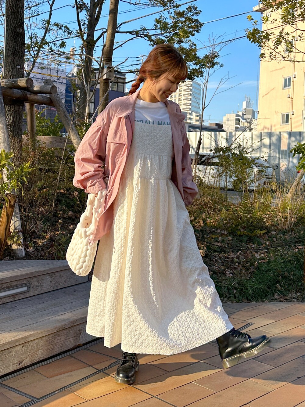 「ほめられ本命コーデ、大人カジュアル、ワンピース、ワンピースコーデ、春アウター、ピンクコーデ、ピンク」｜「w closetのフクレジャガードキャミワンピース（ワンピース、ホワイト系）」を使った、kitano manamiさん（レディース・158cm）の冬コーディネートの1枚目の写真