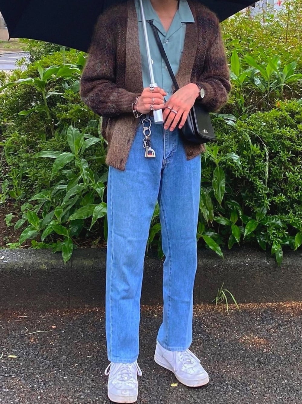 「今日のコーデ、大人カジュアル、カーディガン、スニーカー、古着、雨の日コーデ、アクセサリー、デニム、カジュアルコーデ、オープンカラーシャツ」｜「EDWINのアイテム（デニムパンツ、ブルー系）」を使った、タクさん（メンズ・173cm）の春コーディネートの1枚目の写真