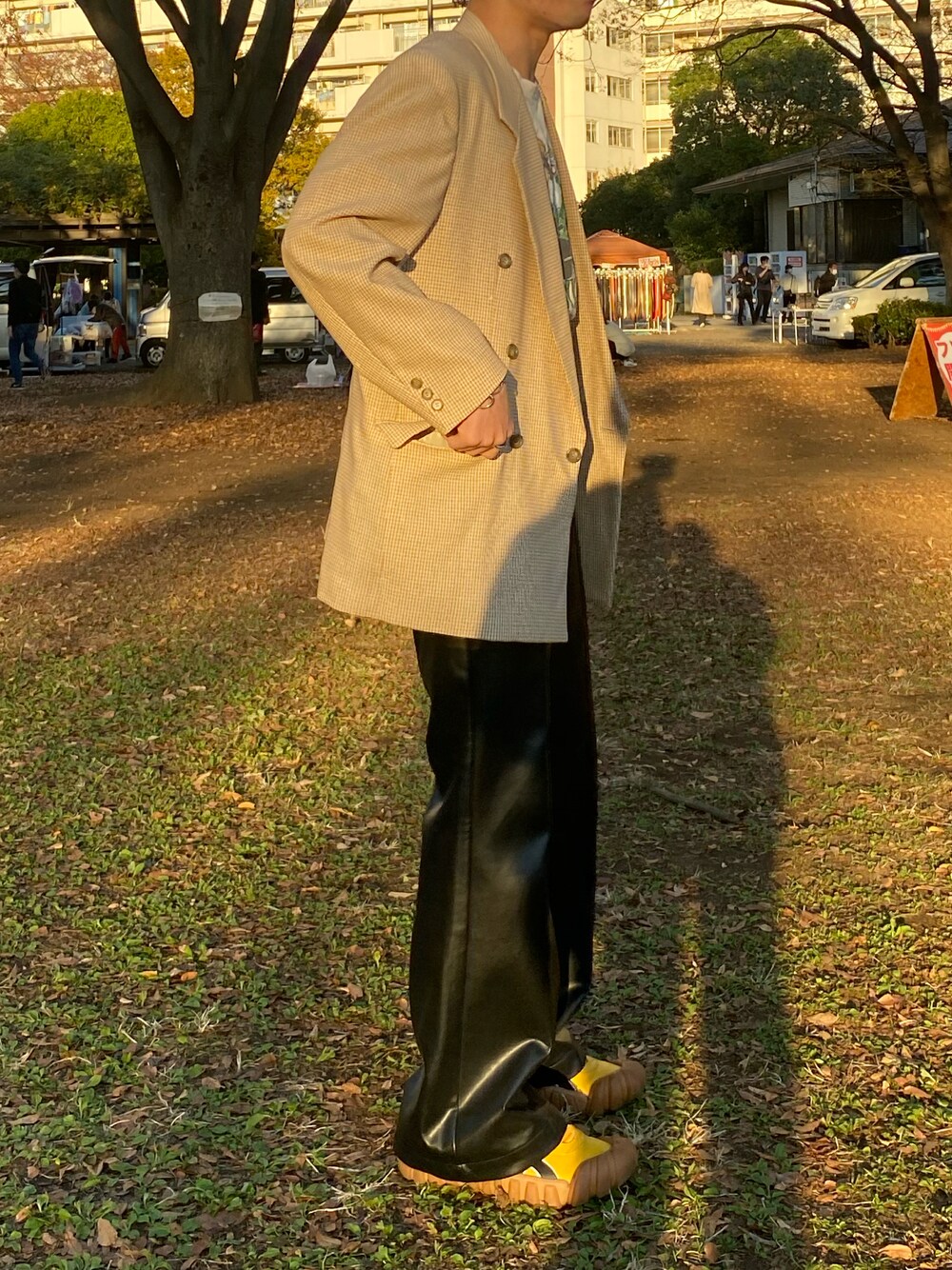 「ジャケット、クラシカル、レザー、テーラードジャケット、大学生、古着MIX、チェック柄に恋してる、レザーパンツ、タックイン」｜「usedのアイテム（テーラードジャケット、ベージュ系）」を使った、タクさん（メンズ・173cm）の秋コーディネートの1枚目の写真