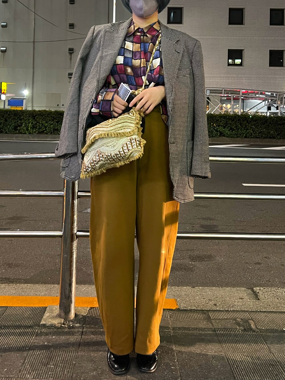 「古着、ジャケット、柄シャツ、プチプラ、古着MIX、休日コーデ、ジャケットスタイル、古着コーデ、今日のコーデ、お洒落さんとつながりたい、冬アウター、古着女子、古着好きな人と繋がりたい、未来のWEARISTAプロジェクト」｜「LOWRYS FARMのアイテム（シューズ、ブラック系）」を使った、ふ う きさん（レディース・161cm）の冬コーディネートの1枚目の写真