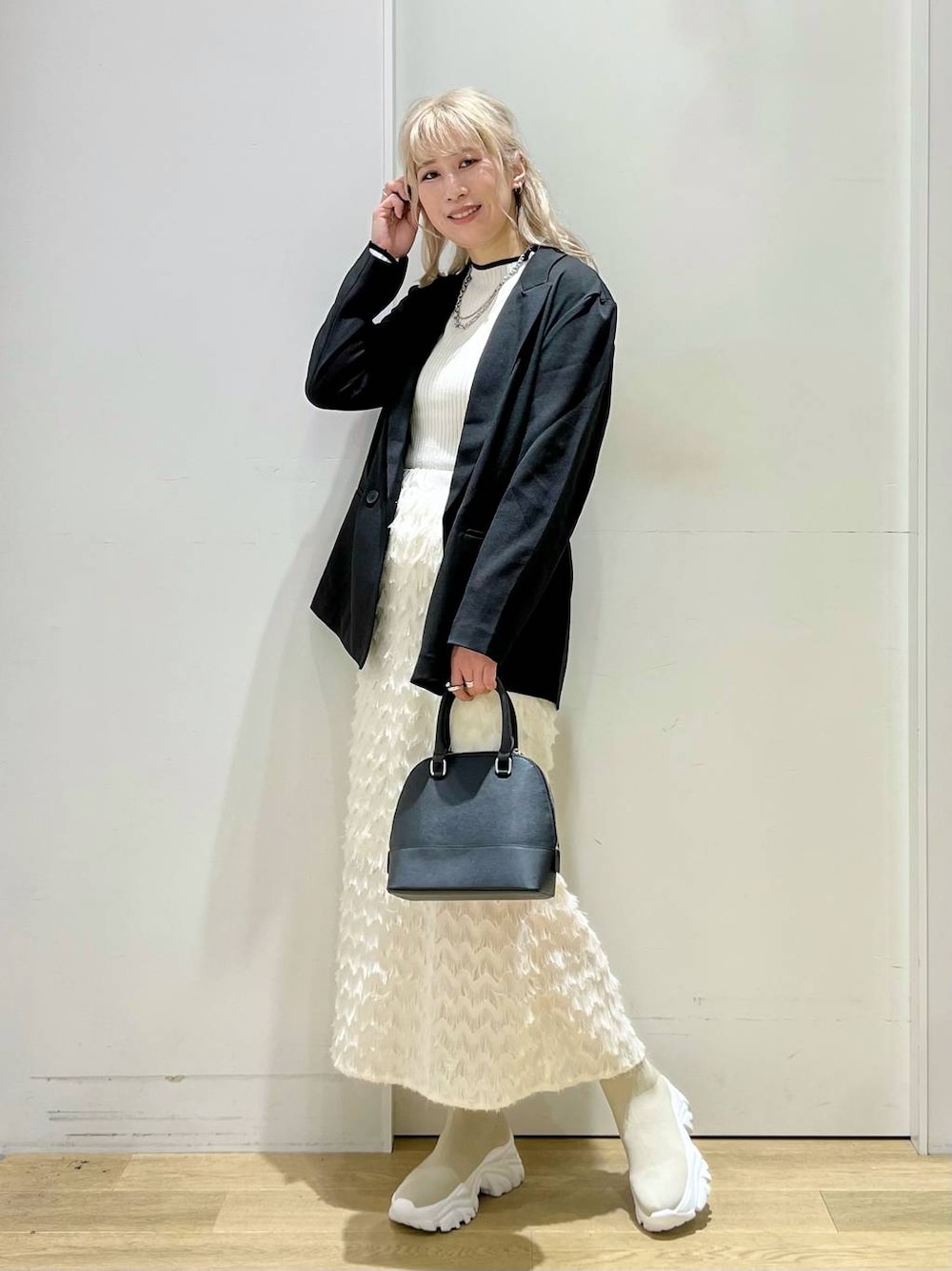 「秋コーデ、高身長、きれいめ、女子ウケ、着痩せ・細見え、着痩せ、高見え、休日コーデ、女子会、ベーシック/シンプル、ニット、ジャケット、ロングスカート、ウエストゴム、ハンドバッグ」｜「JEANASISの【ステンレス】プランプリング/185674（リング、シルバー系）」を使った、ハラミさん（レディース・167cm）の秋コーディネートの1枚目の写真