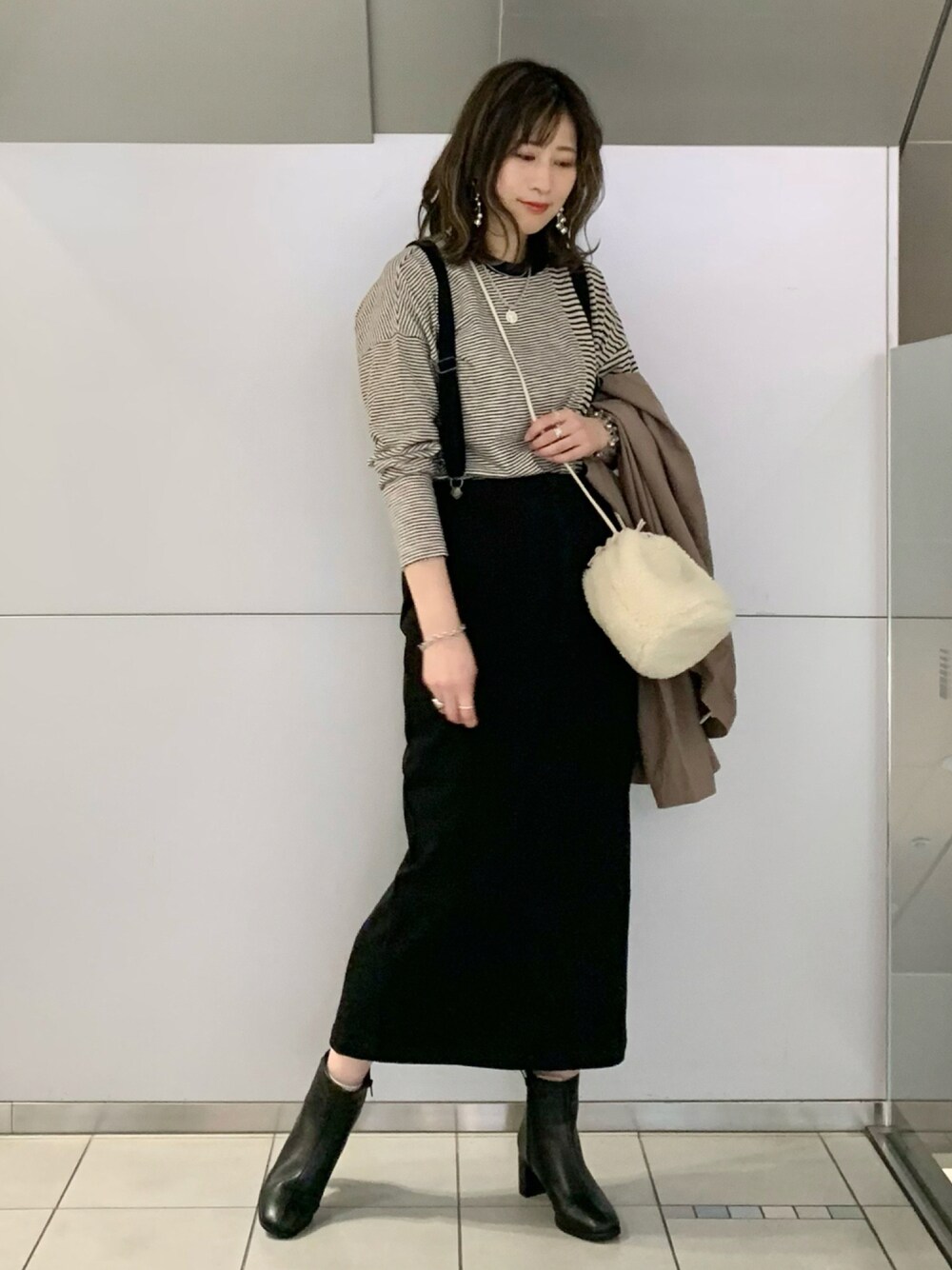 「タイトスカート、ボーダー、巾着バッグ、秋コーデ、ボア、ショートブーツ、休日スタイル、きれいめカジュアル、ニコアンド」｜「niko and...のオリジナルセットリバーシブル巾着ショルダーバッグ（ショルダーバッグ、ホワイト系）」を使った、ハラミさん（レディース・167cm）の秋コーディネートの1枚目の写真