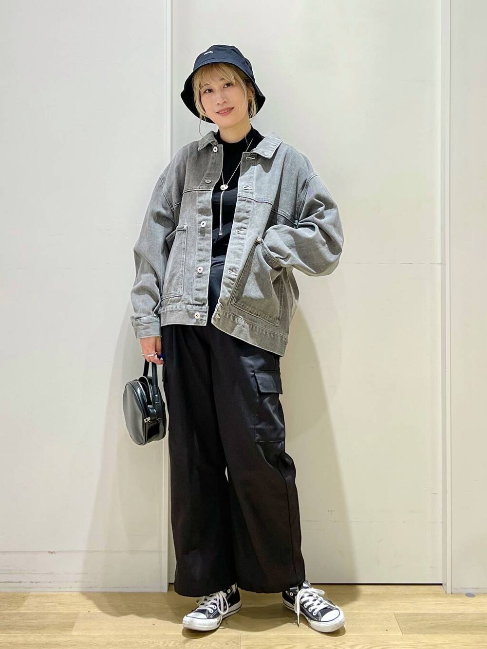 「高身長、きれいめ、女子ウケ、着痩せ・細見え、着痩せ、体型カバー、高見え、休日コーデ、女子会、ハット、デニムジャケット、ウエストゴム、ショルダーバッグ、リング、ピアス」｜「JEANASISの【ステンレス】プランプリング/185674（リング、シルバー系）」を使った、ハラミさん（レディース・167cm）の秋コーディネートの1枚目の写真