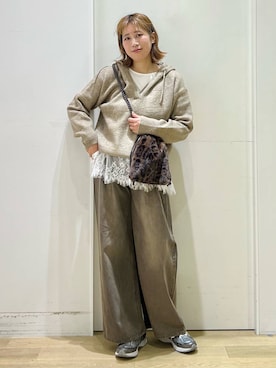 「LAKOLE（ラコレ）のウォッシュドイージーデニム / 1063788（デニムパンツ、ブラウン系）」を使った、ハラミさん（レディース・167cm）の秋コーディネート