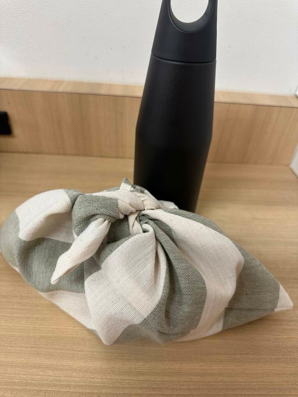 「キャンプ、アウトドア、使いやすい、母の日ギフト、スタッフのこれ買いました、お弁当箱、暮らしを楽しむ、お弁当包み、レンジ対応」｜「URBAN RESEARCH DOORSのF/style　亀田縞の弁当包み（お弁当箱、グレー系）」を使った、canaco11さん（レディース・154cm）の春コーディネートの1枚目の写真
