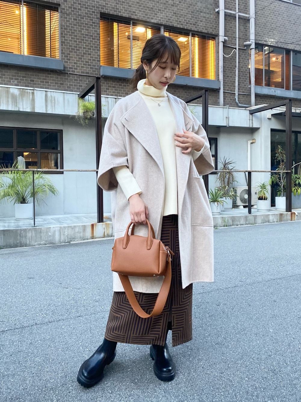 「秋コーデ、きれいめカジュアル、ポンチョコート、ポンチョニット、休日コーデ、大人かわいい、淡色女子、骨格ウェーブ、ボストンバッグ、レイヤードスタイル、ニットコーデ、ウールコート、WEARハロウィン2022、オトナ女子」｜「DouDouのポンチョコート（ポンチョ、ベージュ系）」を使った、naoさん（レディース・162cm）の秋コーディネートの1枚目の写真