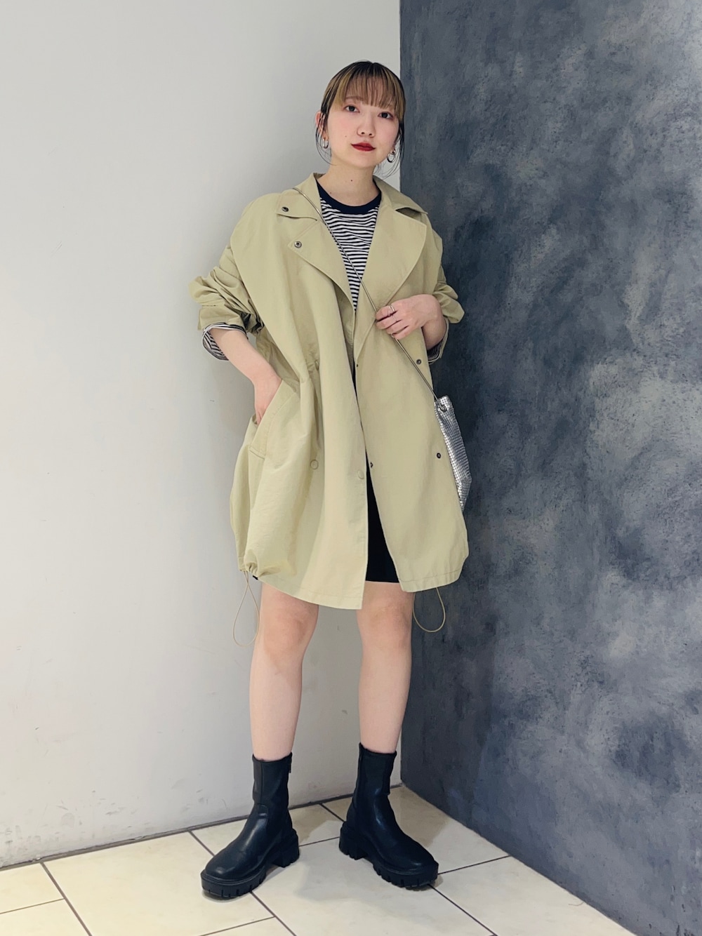 「KBF、アウター、ステンカラーコート、ポンチョ、春服コーデ、淡色コーデ、ショートパンツ、ボーダー、春色、春服みてみて、春アウター、春コーデ、春、ブーツ、ボーダートップス」｜「KBFのステンカラーBIGポンチョ（ポンチョ、ベージュ系）」を使った、まっちゃんさん（レディース・154cm）の冬コーディネートの1枚目の写真