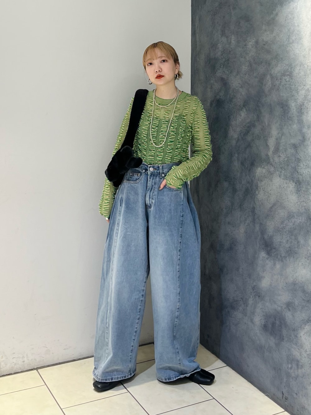「シアートップス、シアー、ニット、デニム、デニムパンツ、ワイドデニム、グリーン、秋服準備はじめました、秋コーデ、カジュアル、大人カジュアル」｜「KBFのシャーリングコンパクトニット（ニット/セーター、グリーン系）」を使った、まっちゃんさん（レディース・154cm）の秋コーディネートの1枚目の写真