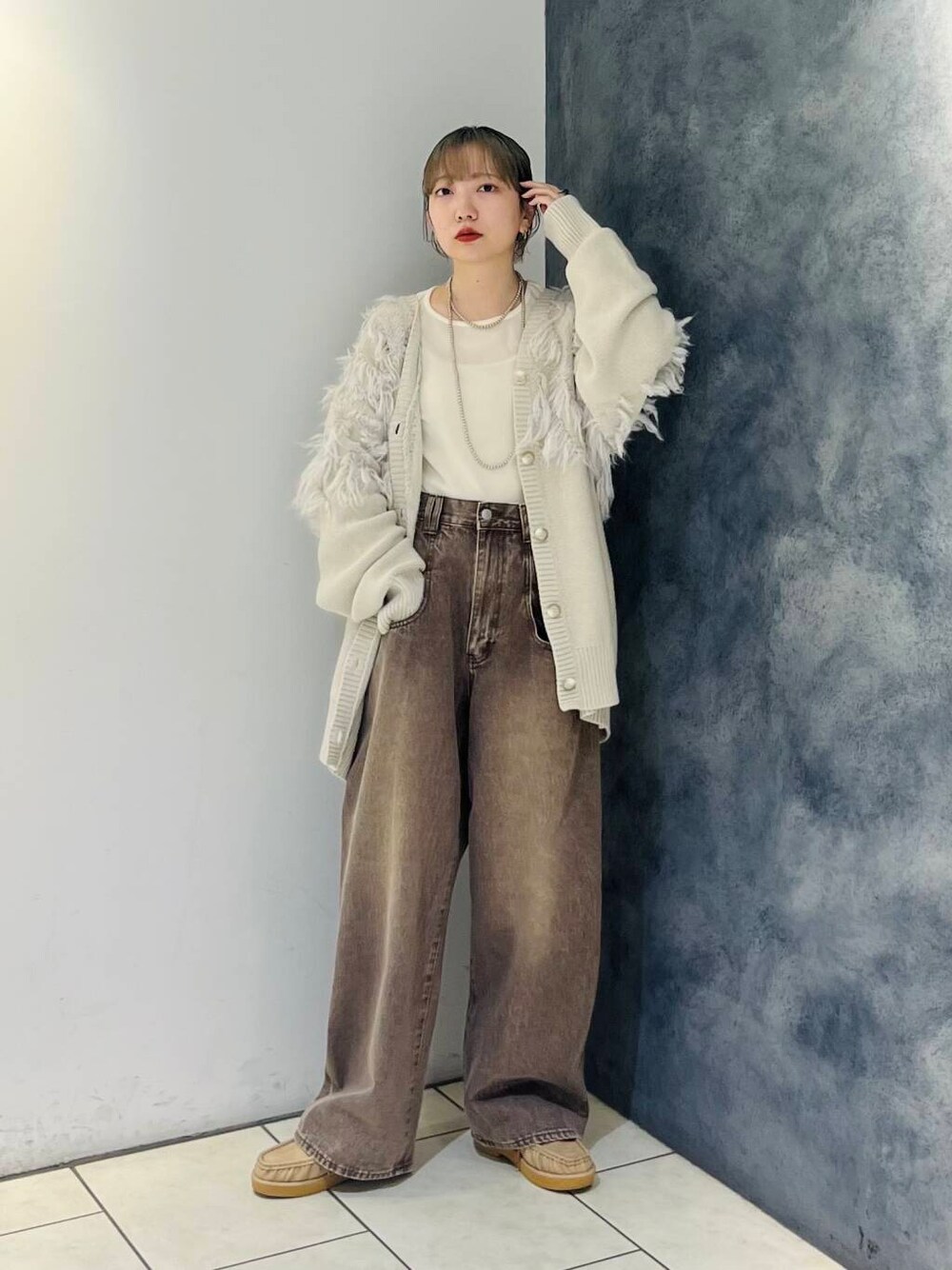 ホワイト系のTシャツ/カットソー、ホワイト系のカーディガン/ボレロ、ベージュ系のその他シューズを着用したレディースの秋コーディネートの1枚目の写真