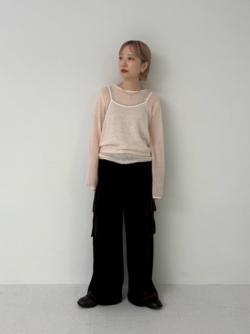 ピンク系のニット/セーター、ブラウン系のその他パンツを着用したレディースの秋コーディネートの1枚目の写真