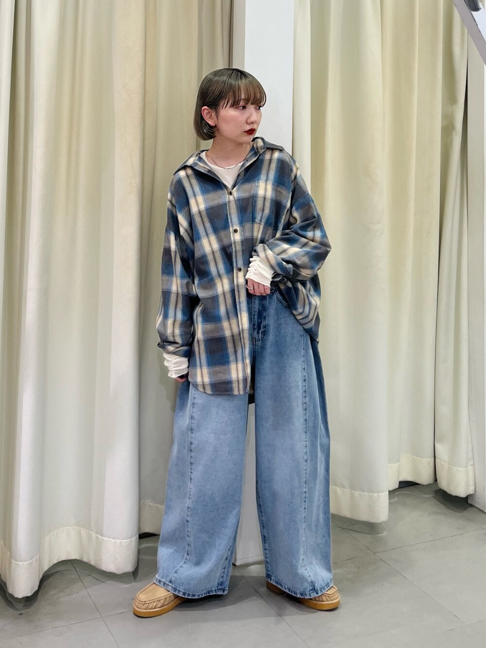 ベージュ系のシャツ/ブラウス、ブルー系のデニムパンツ、ホワイト系のTシャツ/カットソーを着用したレディースの秋コーディネートの1枚目の写真