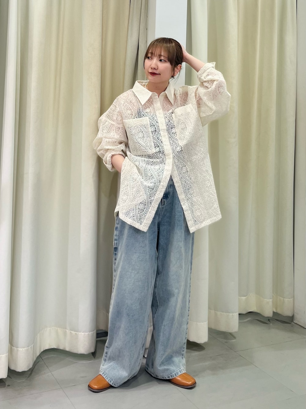 「KBF、kbf_ootd、シャツ、シャツスタイル、シャツコーデ、レース、レーストップス、デニム、デニムパンツ、春、春コーデ、春色、春服」｜「KBFのシアーエンブロイダリーBIGシャツ（シャツ/ブラウス、ホワイト系）」を使った、まっちゃんさん（レディース・154cm）の冬コーディネートの1枚目の写真