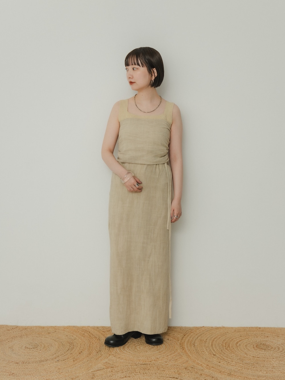 ベージュ系のワンピース、ベージュ系のタンクトップを着用したレディースの夏コーディネートの1枚目の写真