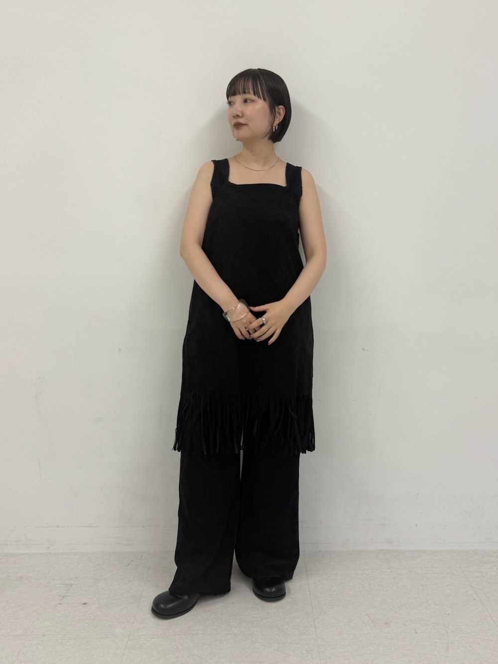 ブラック系のワンピース、ブラック系のその他パンツ、ブラック系のサンダルを着用したレディースの夏コーディネートの1枚目の写真