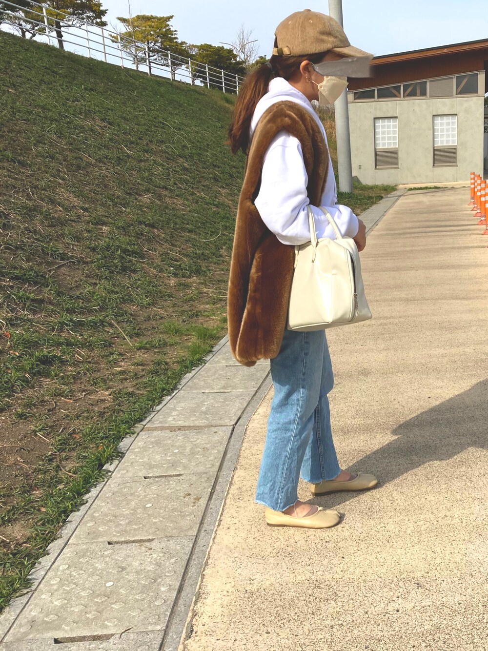「大人カジュアル、低身長、休日スタイル」｜「ZARAのアイテム（デニムパンツ、ブルー系）」を使った、ohanabouさん（レディース・154cm）の春コーディネートの1枚目の写真