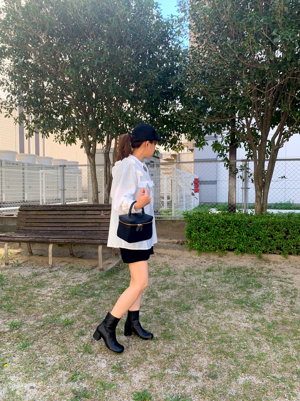 「だから秋服が好き、秋のコーデ、低身長、白シャツ、モノトーン」｜「Nobleの《WEB限定予約》キャンバスバニティBAG◆（バッグ、ブラック系）」を使った、ohanabouさん（レディース・154cm）の秋コーディネートの1枚目の写真