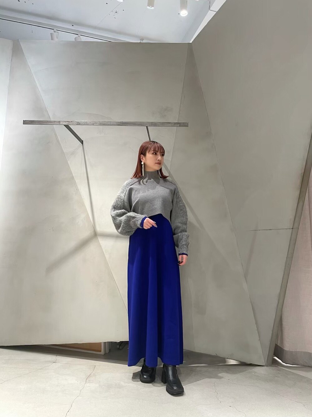 バックボリュームショートニットトップを使った人気ファッション