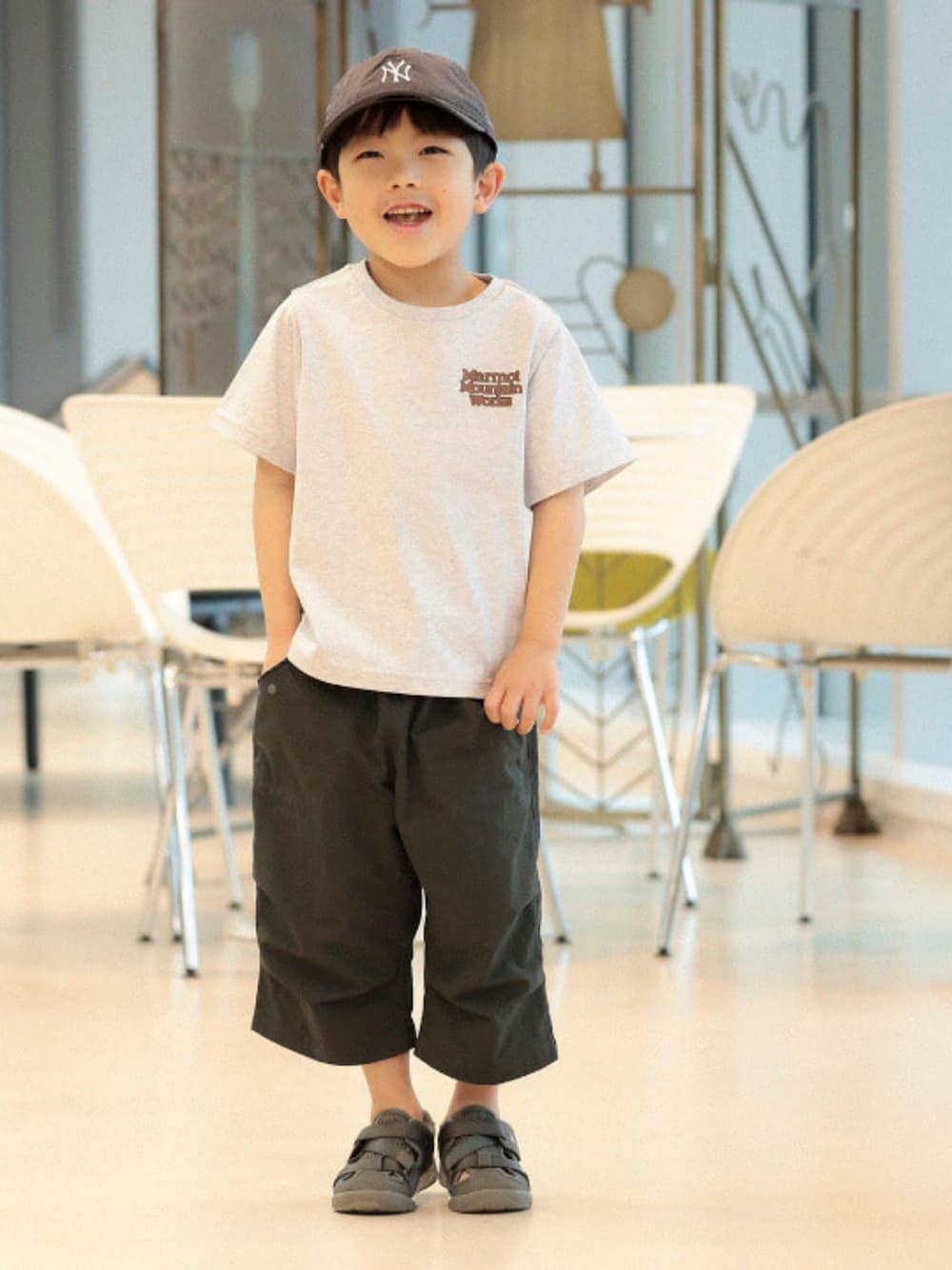 「アメカジ、モノトーン、白Tシャツ、Tシャツ、サンダル、お出かけコーデ」｜「MARMOTの【別注】Marmot / Kids Marmot Animal T-shirt 2025SS（110～150cm）（Tシャツ/カットソー、ホワイト系）」を使った、こども ビームスさん（キッズ・110cm）の春コーディネートの1枚目の写真